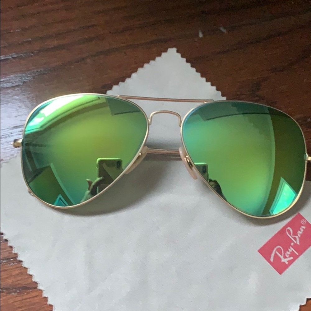 Green Aviator Ray-Ban sunglasses